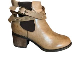 NWT VINTAGE 93 tan boots